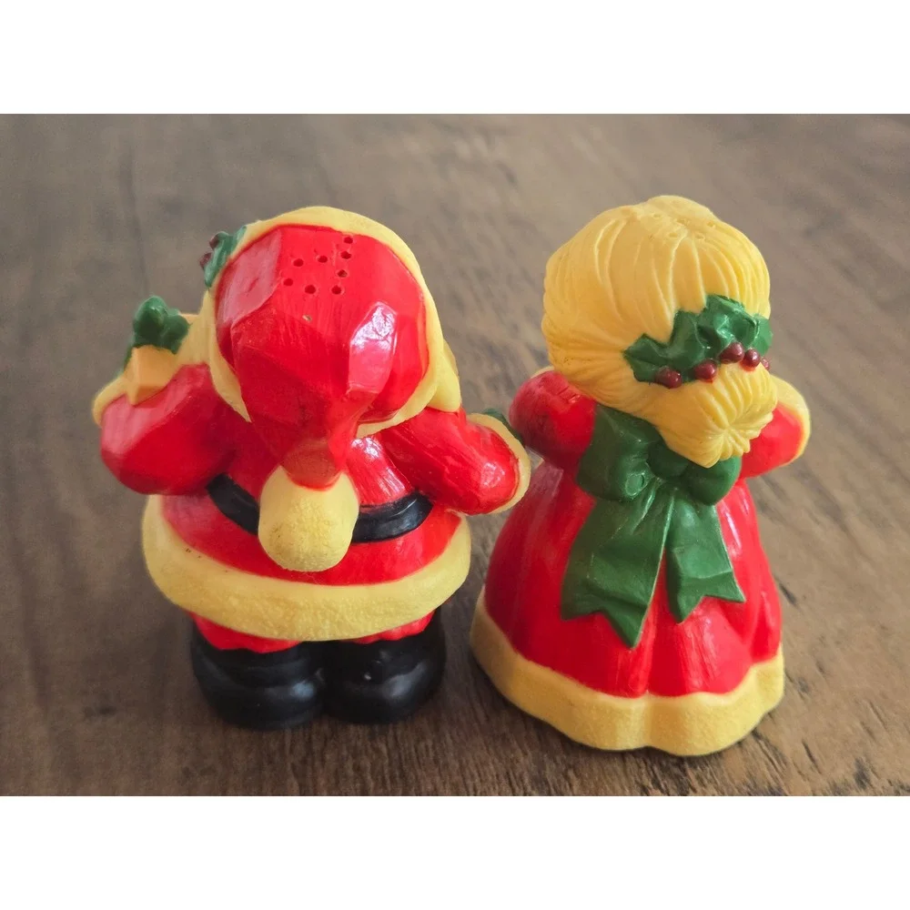 Vintage Hallmark Santa and Mrs Claus Salt and Pepper Shakers Set Red Green 3